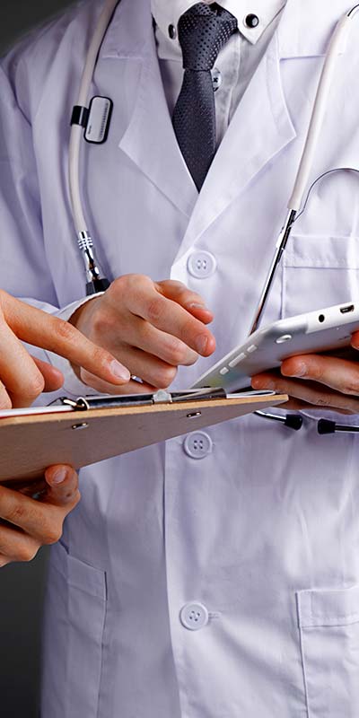 врач с планшетом